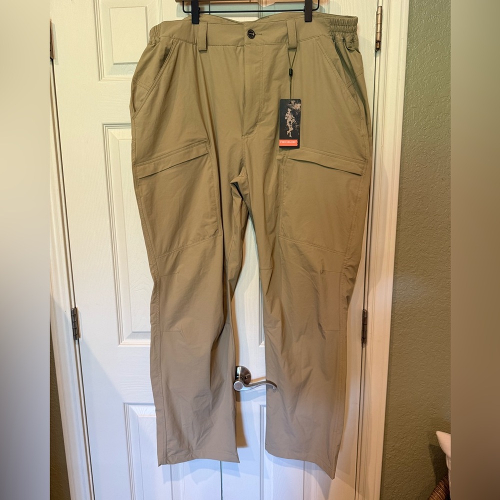 NWT FREE SOLDIER Men’s Tactical Cargo Hiking Waterproof Pants Size 42W/32L - Picture 2 of 16